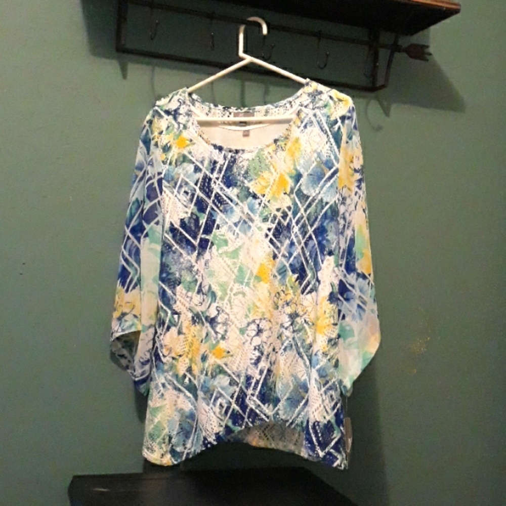 JM Collection Ladies Top size L multi colors ( blue white dark blue )